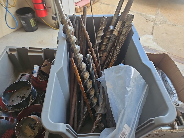 large-quantity-of-drill-bits-and-hole-saws-image-5