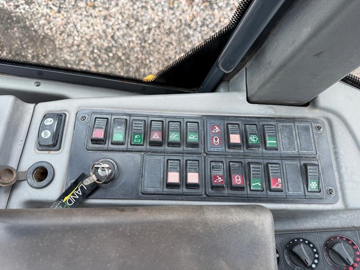 deere-324k-image-22