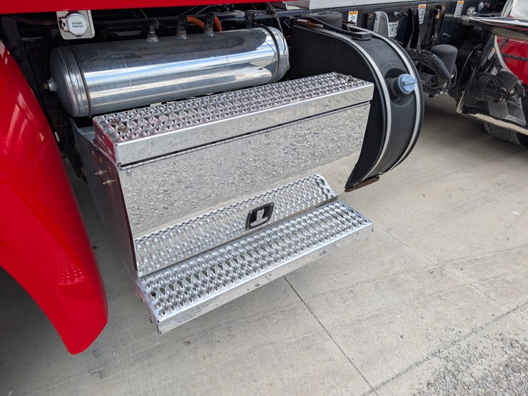 2018-peterbilt-day-cab-semi-image-18