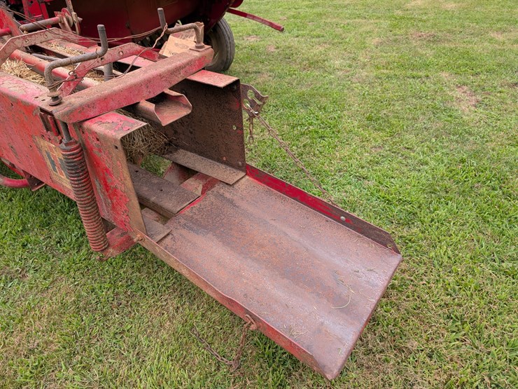 ih-440-square-baler-image-25