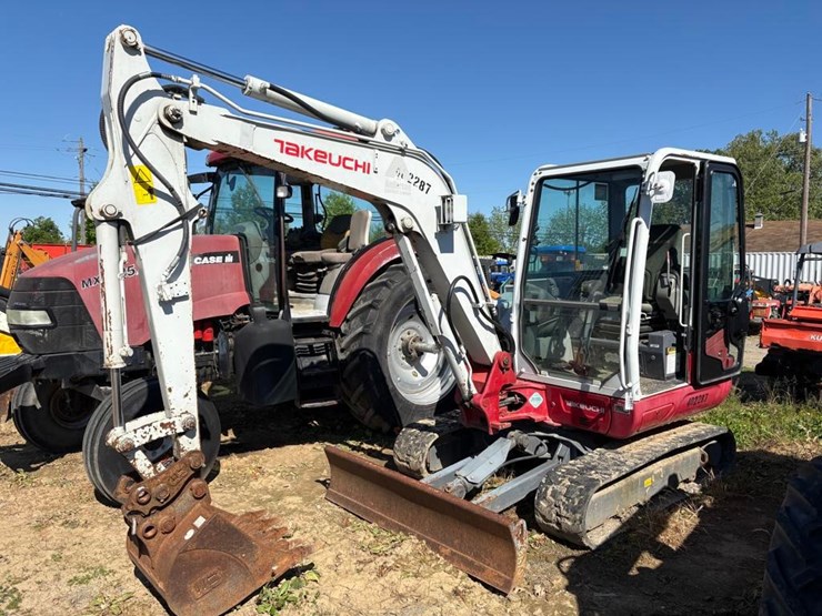 2017-takeuchi-tb240-image-2