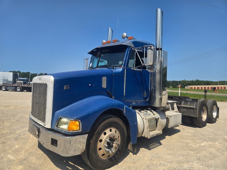 1999-peterbilt-385-image-3