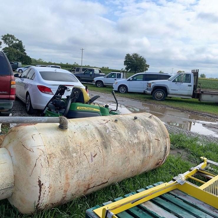 Approx 250 gallon propane tank