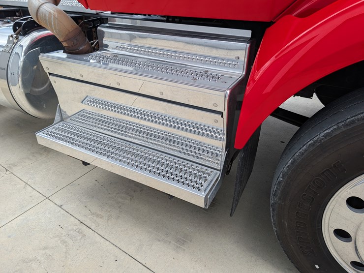 2018-peterbilt-day-cab-semi-image-59