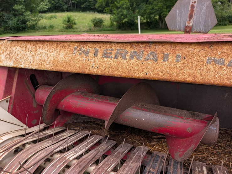 ih-440-square-baler-image-41