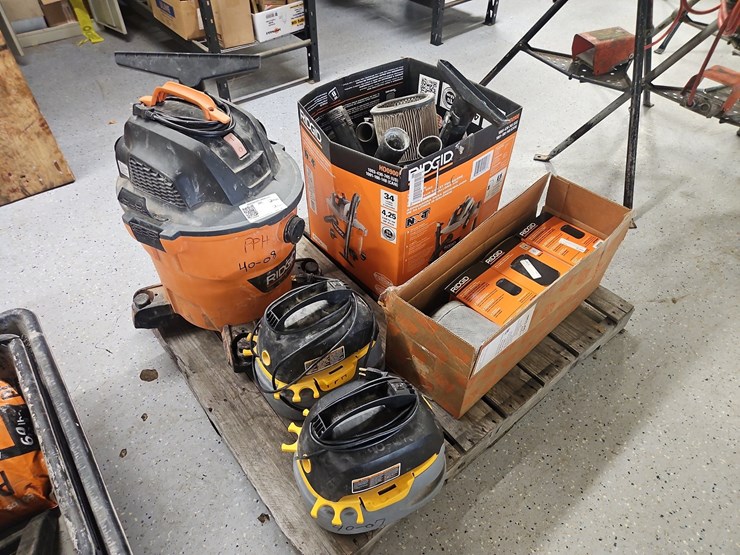 ridgid-shop-vac-with-accessories,-image-1