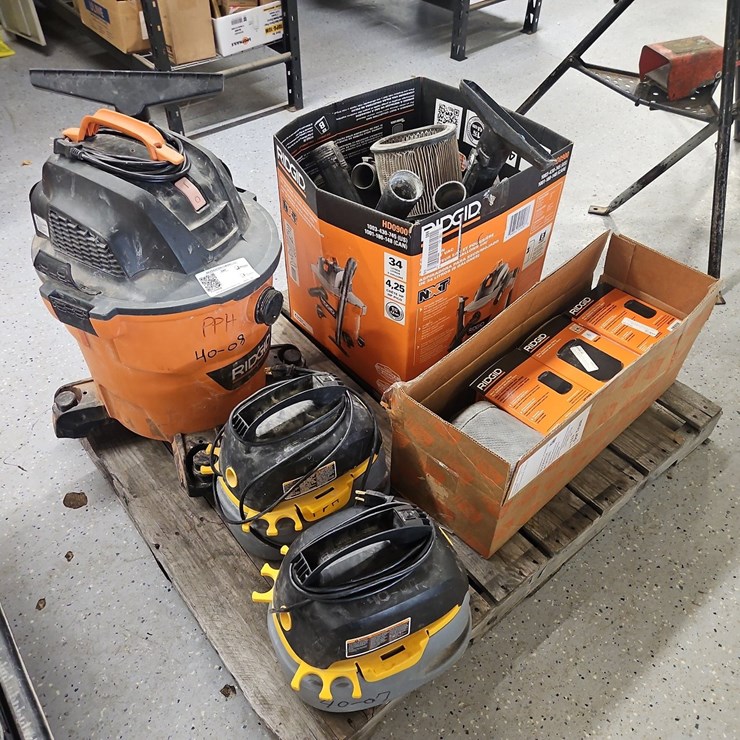 RIDGID SHOP VAC WITH ACCESSORIES,