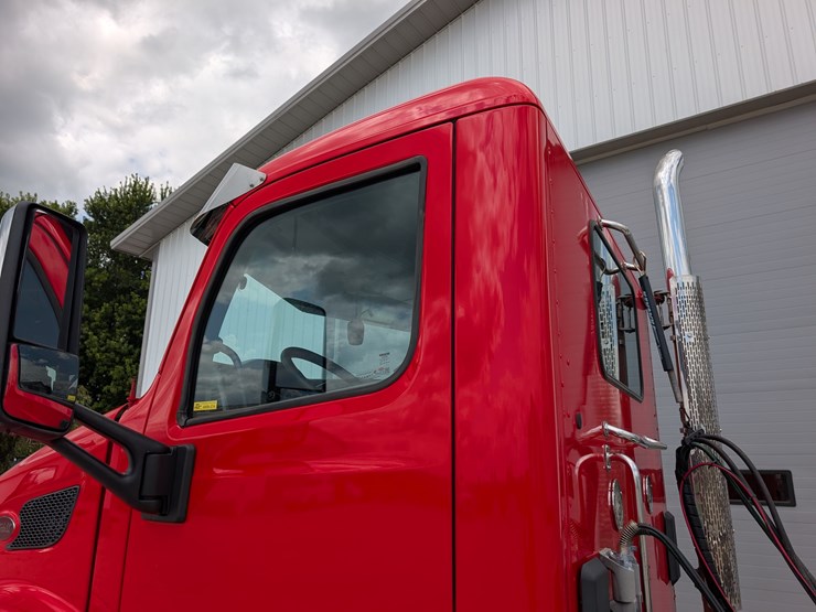 2018-peterbilt-day-cab-semi-image-16