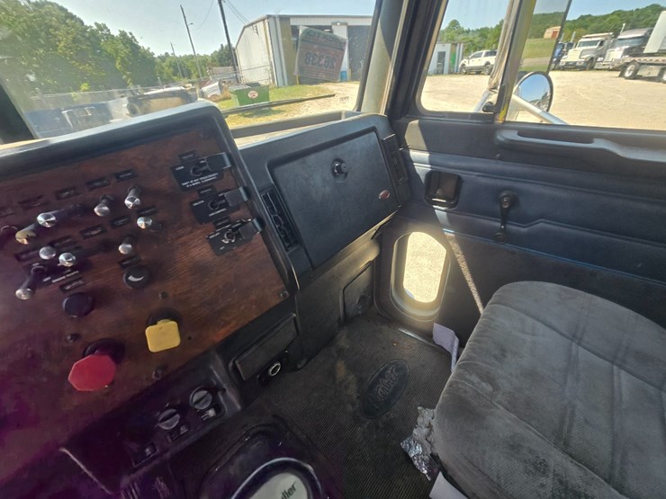 1999-peterbilt-385-image-53