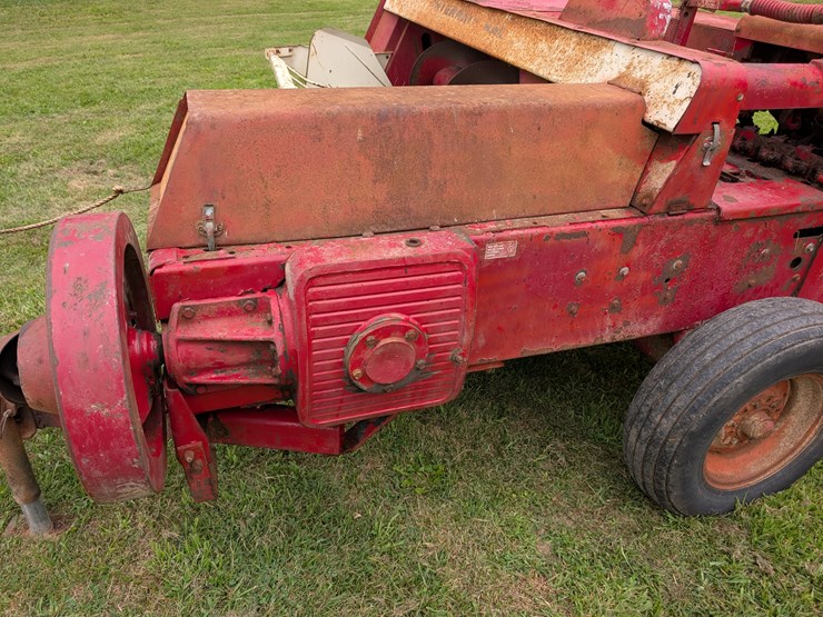 ih-440-square-baler-image-3