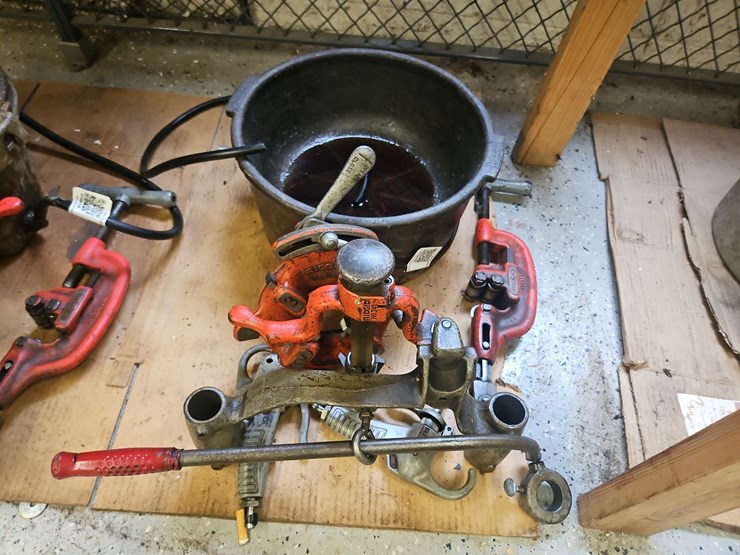 ridgid-pipe-threader-accessories-image-1