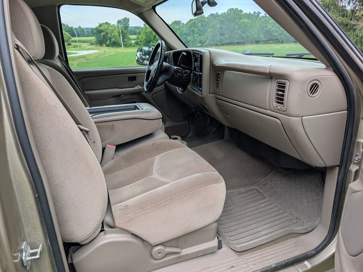 2004-gmc-3500-image-121