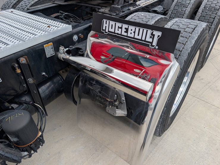2018-peterbilt-day-cab-semi-image-23