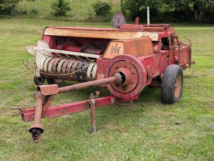 ih-440-square-baler-image-1