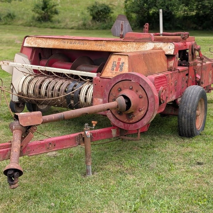 IH 440 square baler