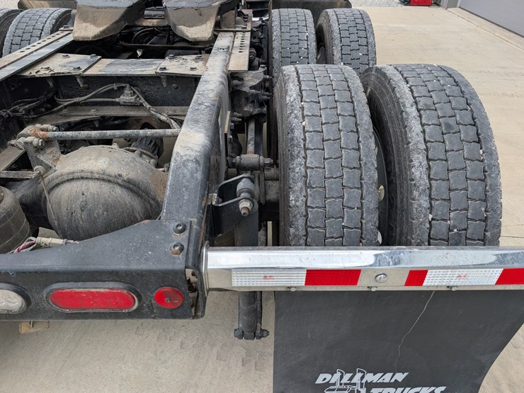 2018-peterbilt-day-cab-semi-image-40