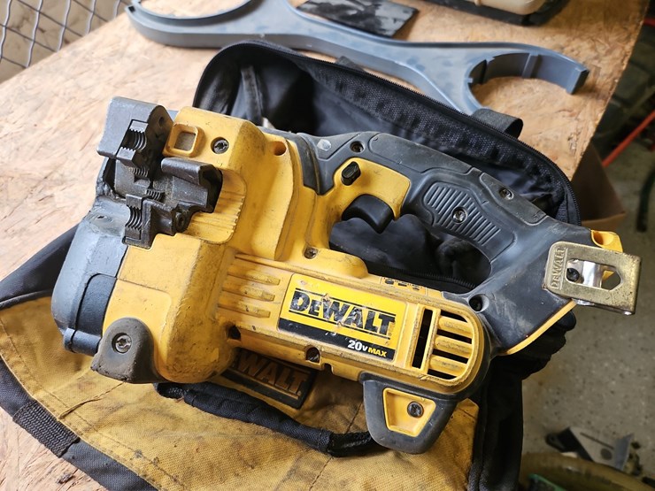 dewalt-dcs350-cordless-threaded-rod-cutter-image-1