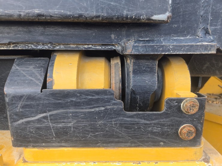 2015-caterpillar-525d-image-80