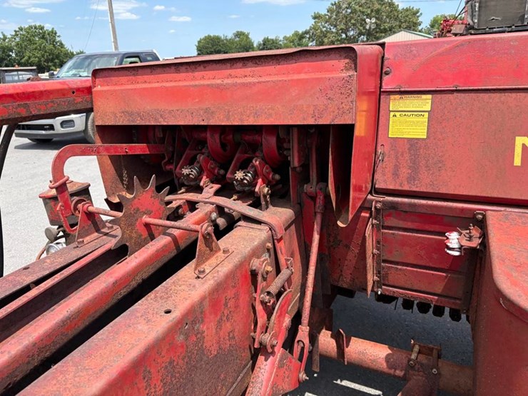 new-holland-320-image-5
