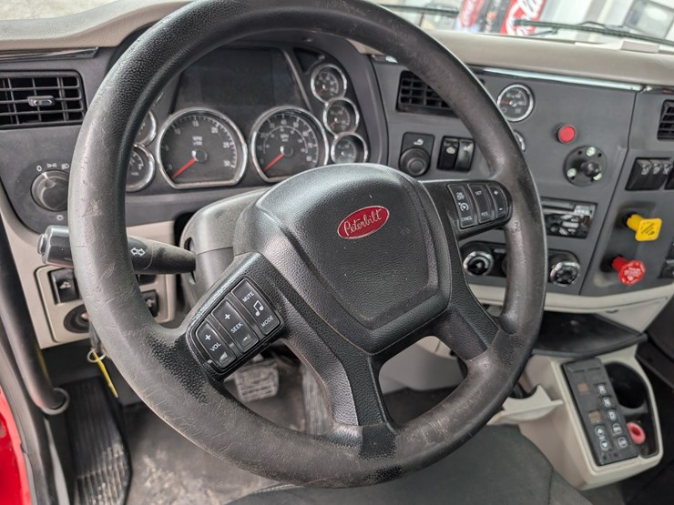 2018-peterbilt-day-cab-semi-image-97