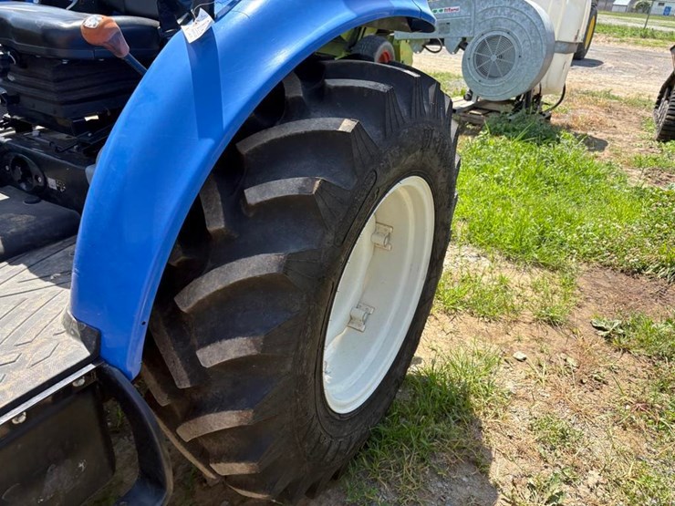 new-holland-boomer-45-image-16