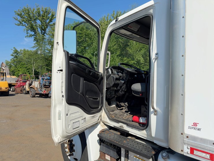 2019-hino-268-image-16