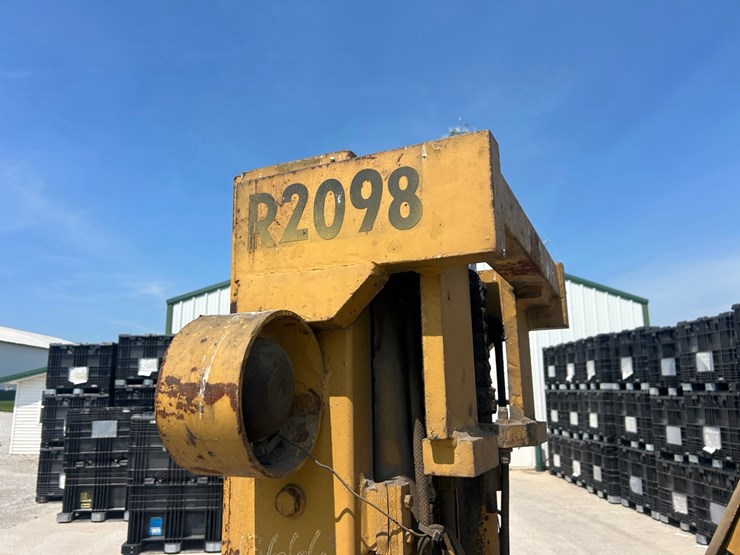 cat-forklift-image-11