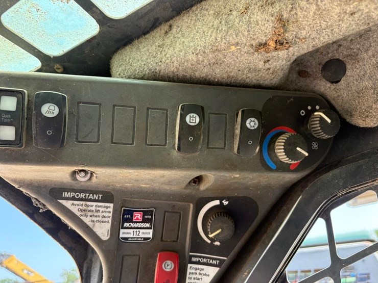 2018-deere-320g-image-16