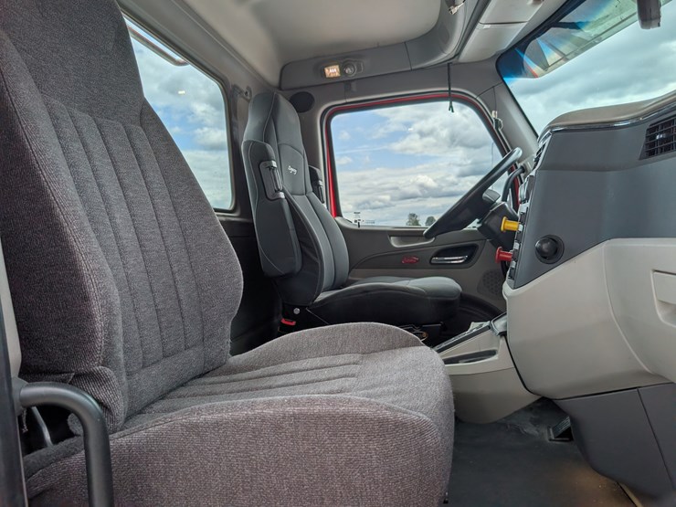 2018-peterbilt-day-cab-semi-image-115