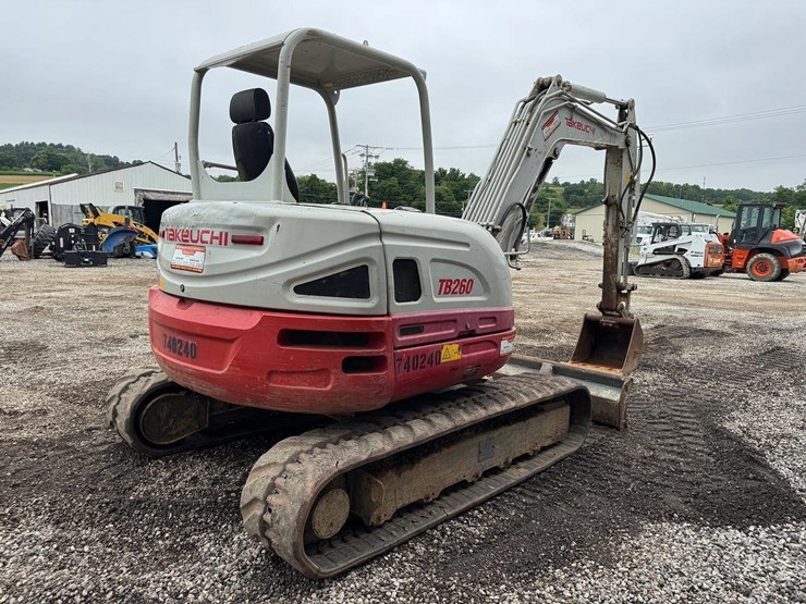 2016-takeuchi-tb260-image-6