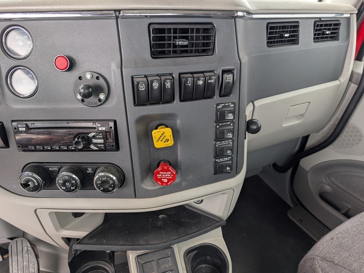 2018-peterbilt-day-cab-semi-image-100