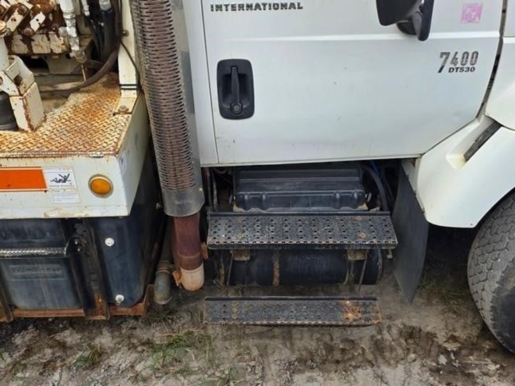 international-7400-image-13