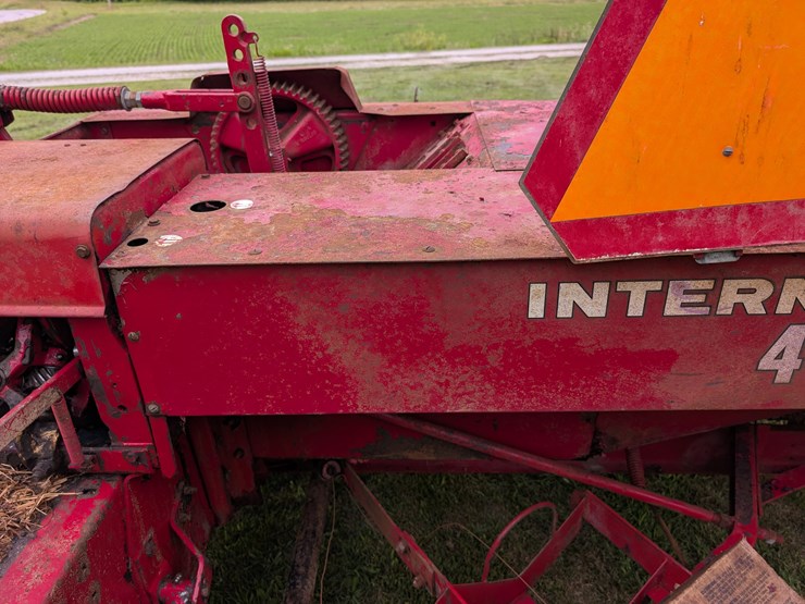 ih-440-square-baler-image-30
