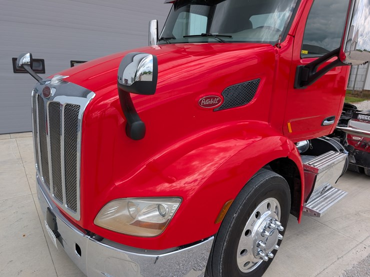 2018-peterbilt-day-cab-semi-image-11