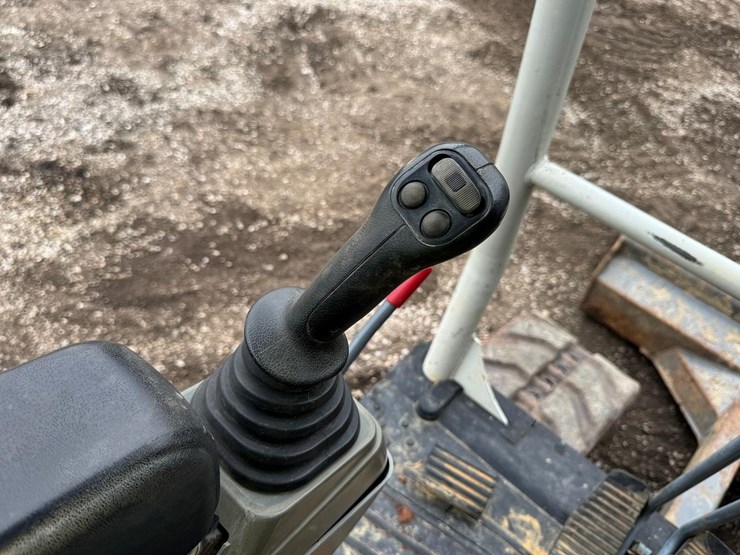 2016-takeuchi-tb260-image-33