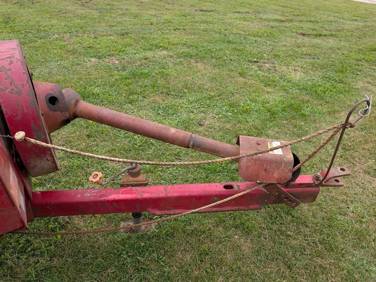ih-440-square-baler-image-44