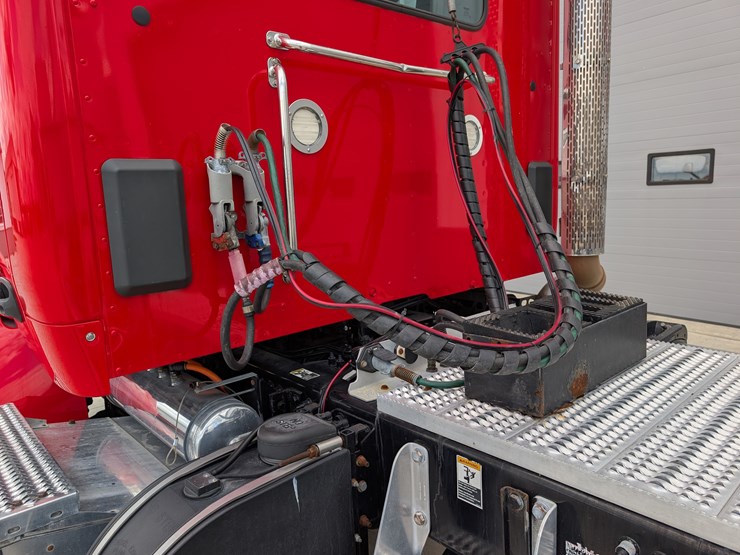 2018-peterbilt-day-cab-semi-image-20