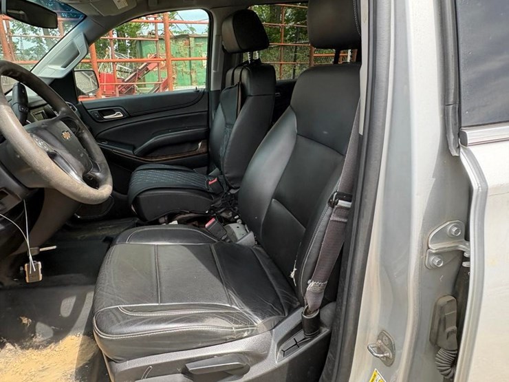 2015-chevrolet-suburban-image-13