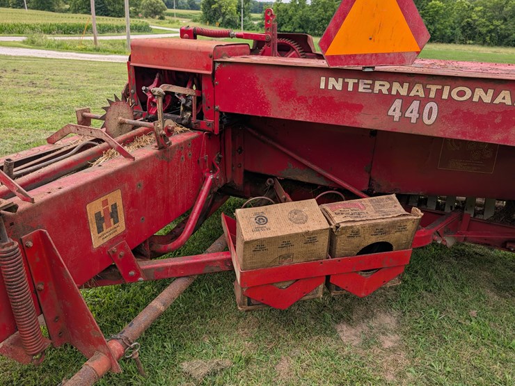 ih-440-square-baler-image-27