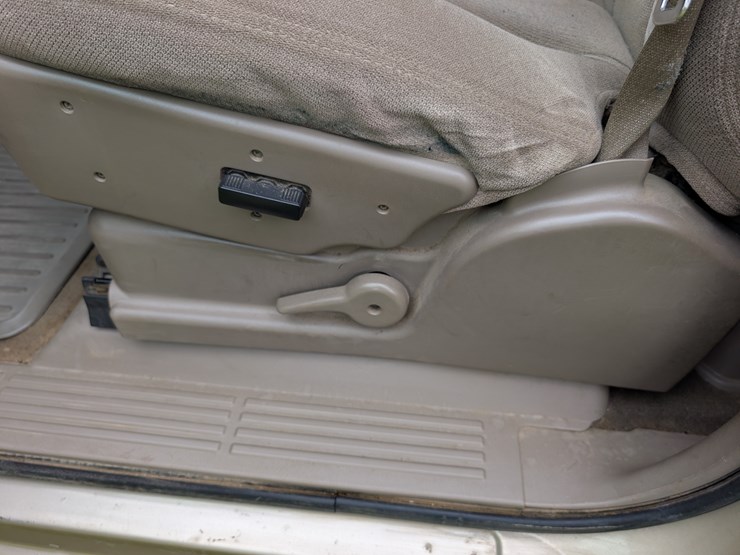 2004-gmc-3500-image-109