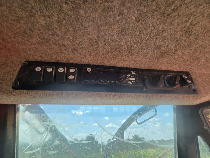 2015-caterpillar-525d-image-41