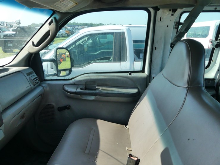 2005-ford-f550-xl-image-12