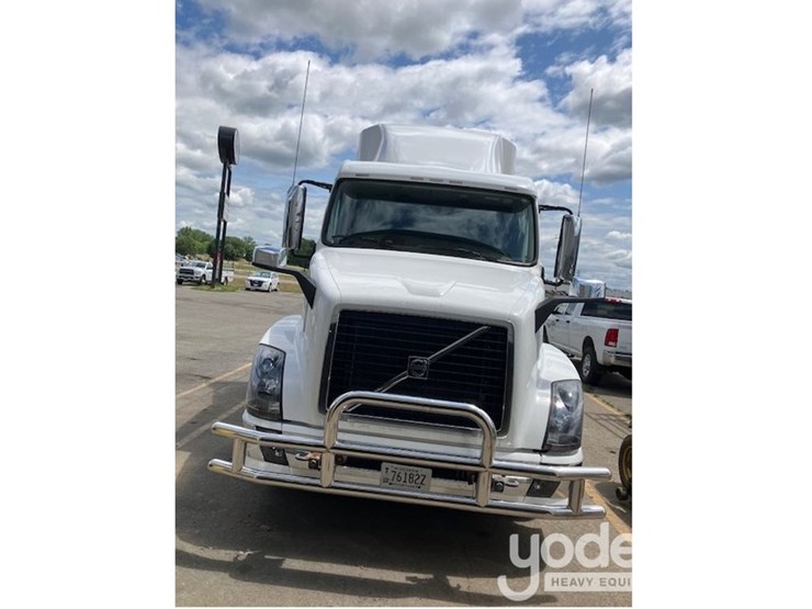 2015-volvo-vnl-image-2