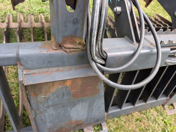 stout-72”-skid-steer-mount-grapple-image-15
