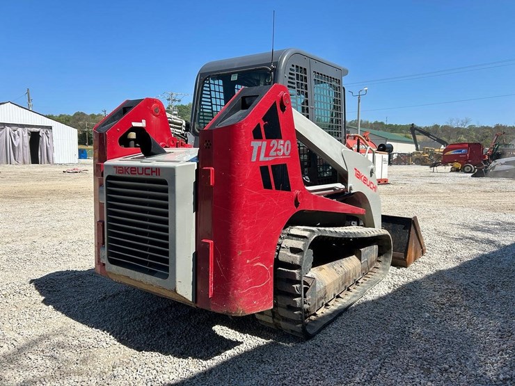 2011-takeuchi-tl250-image-4