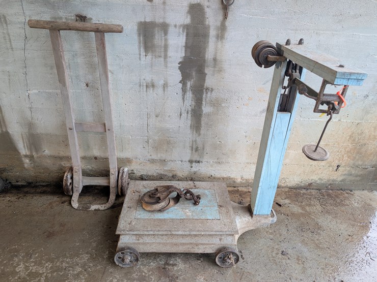 vintage-scales,-hand-cart-&-wooden-pulley.-#254-image-1