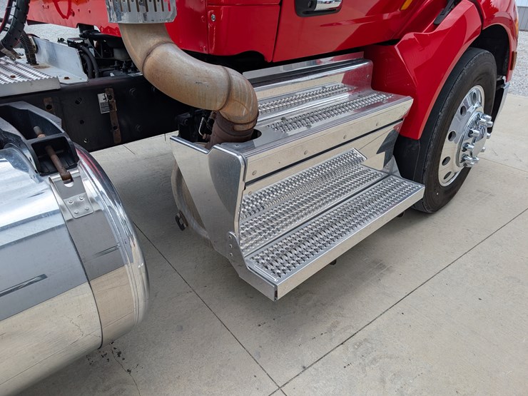 2018-peterbilt-day-cab-semi-image-54