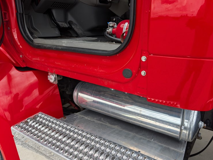 2018-peterbilt-day-cab-semi-image-93