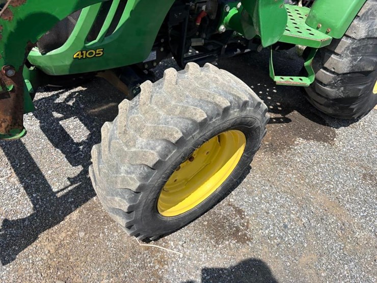 2015-john-deere-4105-image-11