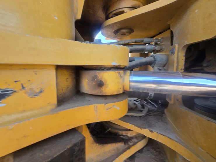 2015-caterpillar-525d-image-46